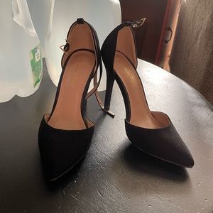 Dream Paris size 6 black heels